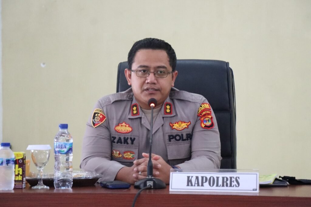 Kapolres Lampung Timur AKBP Zaky Alkazar Nasution saat memimpin anev di Mapolres Lampung Timur, Selasa (03/01/2023)