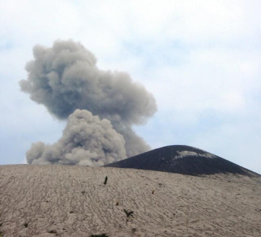 Ilustrasi kondisi Gunung Anak Krakatau (GAK) meletus, Selasa (03/01/2023)