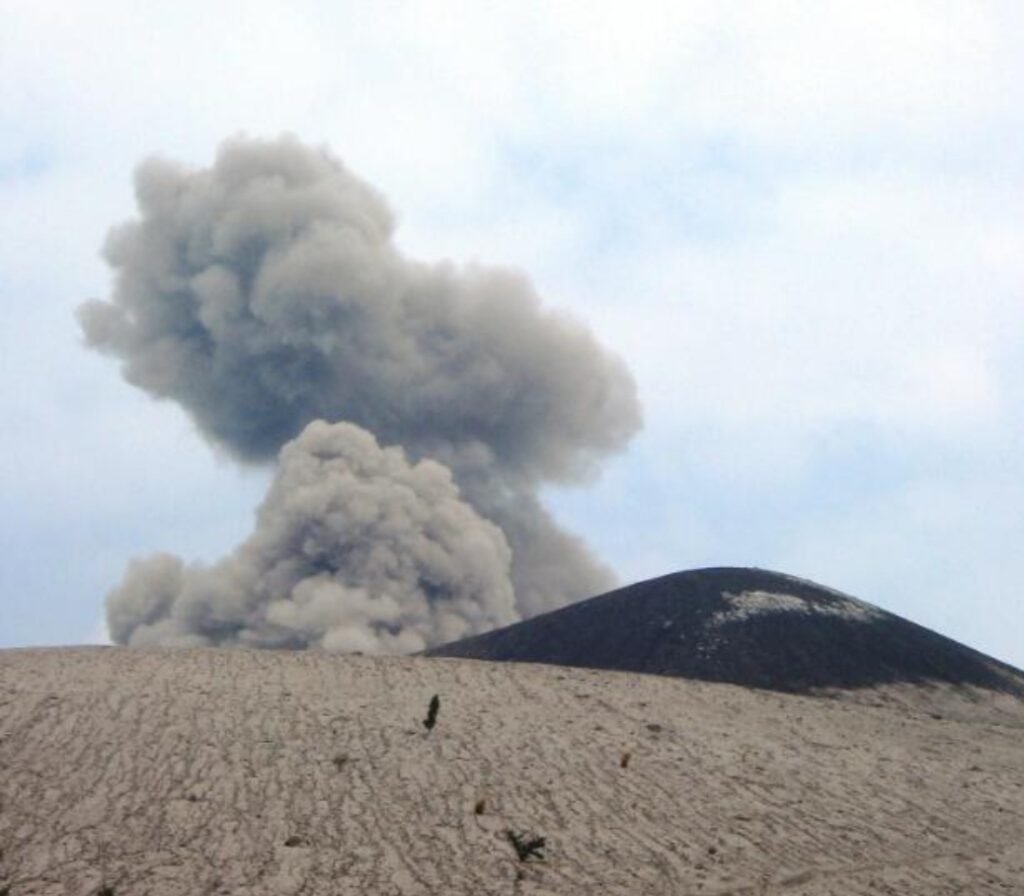 Aktivitas Gunung Anak Krakatau mengeluarkan bau belerang menyengat, Jumat (06/01/2023)