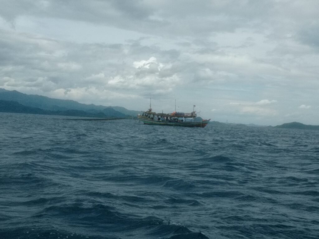 Kapal Jaring Trol beroperasi di sekitar Karang Medusa, Pulau Mahitam dan sekitar PesisirKabupaten Pesawaran, Minggu (08/01/2023)