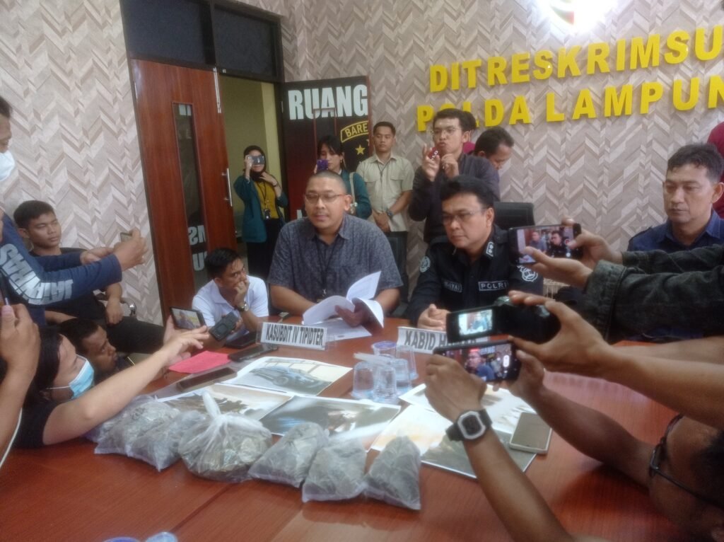 Penyidik tipiter Krimsus Polda Lampung menunjukan barang bukti berupa sisik trenggiling saat ekpos di Mapolda Lampung, Jumat (20/01/2023)