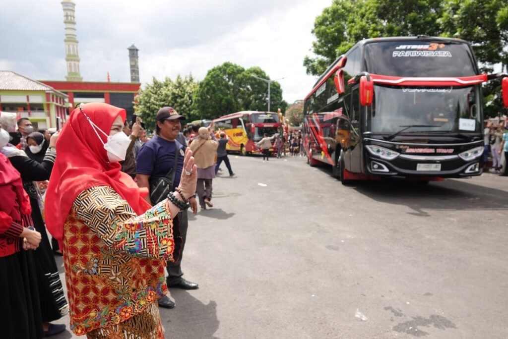 Kloter Pertama Umrah Gratis 2023 Dilepas Walikota Eva Dwiana (Bechannel)