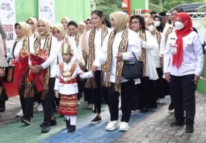 Ibu Negara Iriana Jokowi Tiba di SD Negeri 2 Rawa Laut
