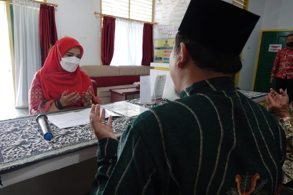 Walikota Bandar Lampung Eva Dwiana membayar Zakat di Baznas (Bechannel)