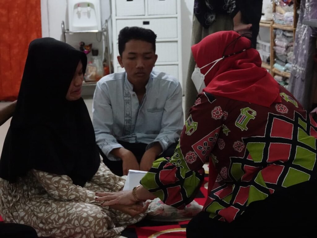 Walikota Bandar Lampung Eva Dwiana Saat Memberikan Santunan uang Duka (dok.Bechannel)