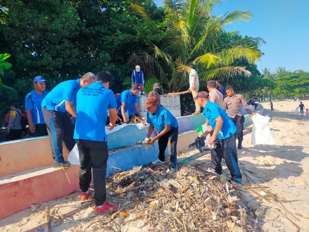 Bentuk Nyata Peduli Lingkungan, Polres Pesisir Barat Gelar Aksi Bersihkan Sampah