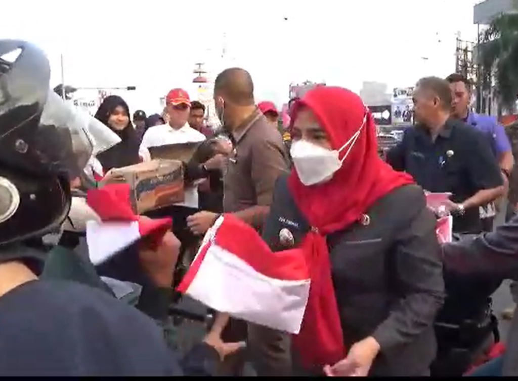 Walikota Bandar Lampung Bagikan 3800  Bendera Untuk Masyarakat