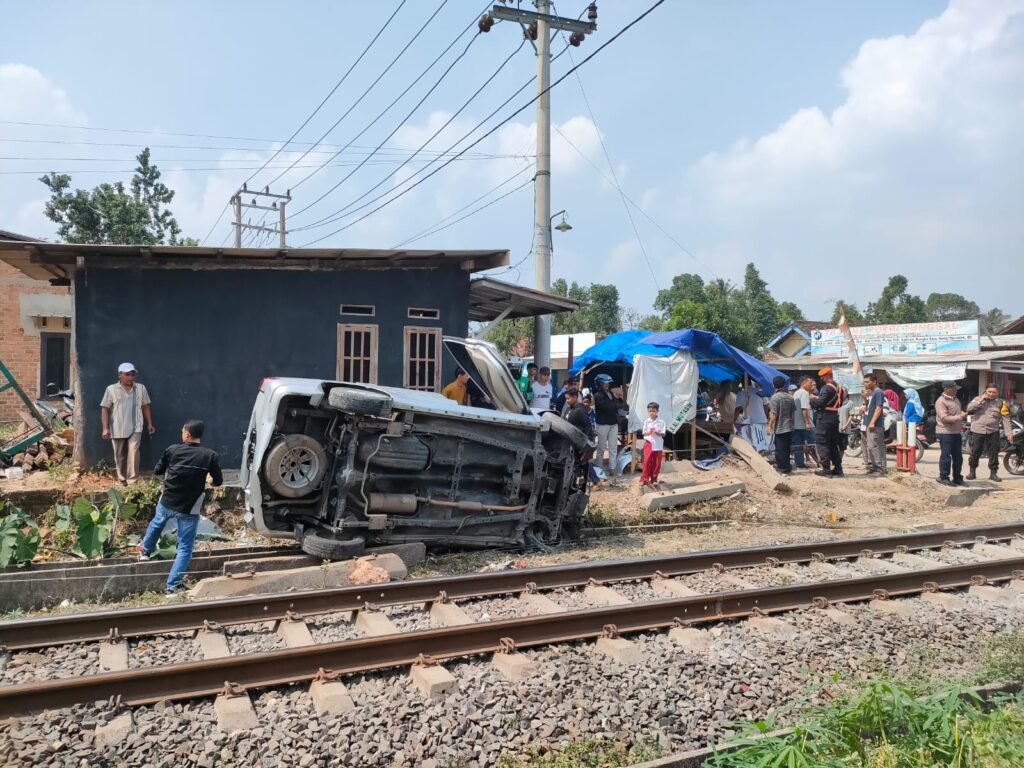 Perlintasan Kereta Tak Dijaga, Minibus Ditabrak Kereta Babaranjang