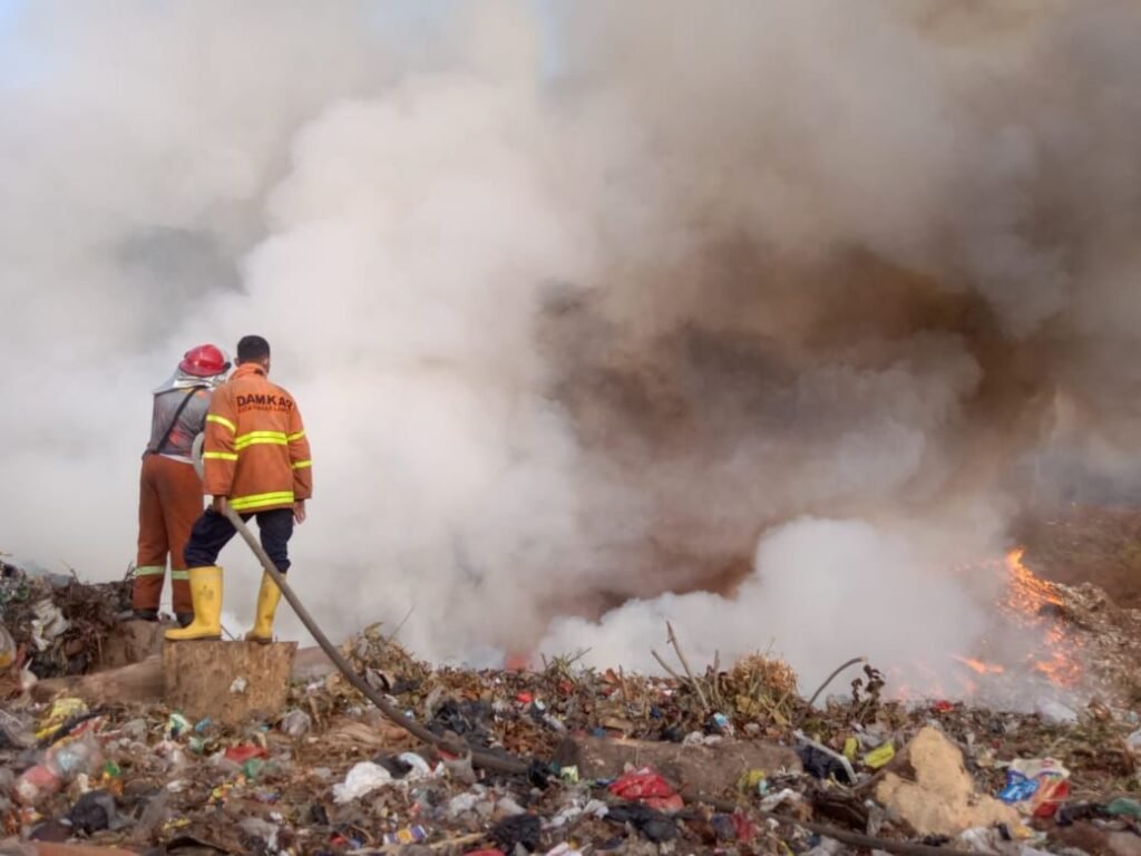 3 Hektar Lebih Sampah TPA Bakung Terbakar