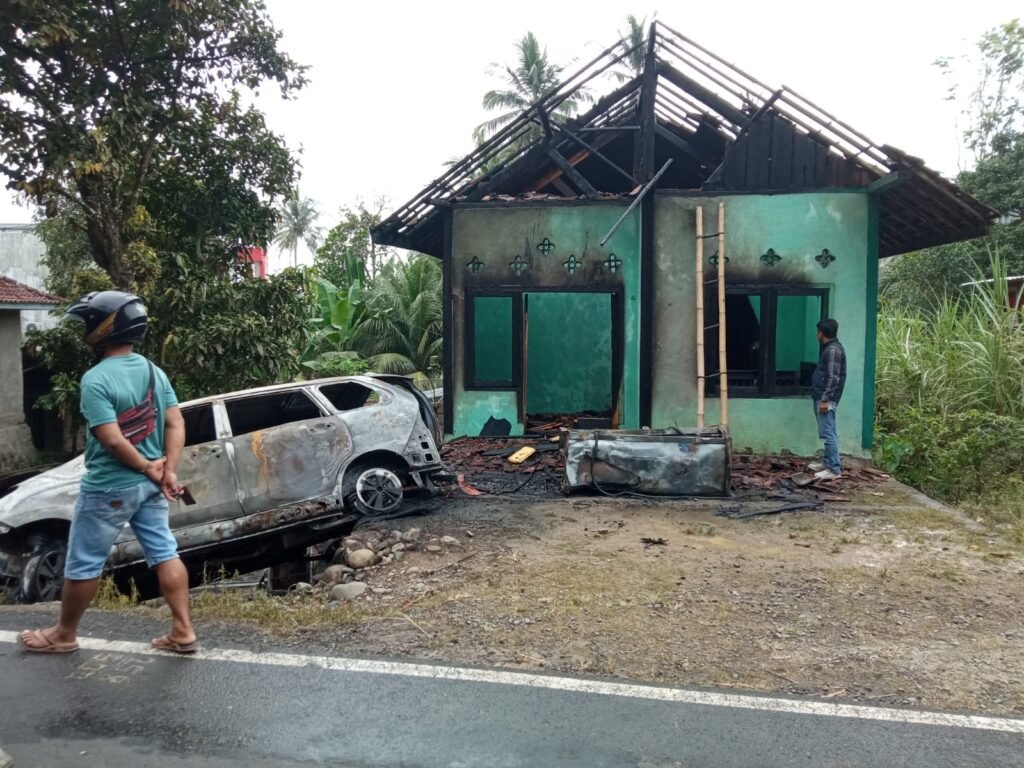 Kepala Puskesmas Lemong Pesibar Kecelakaan, Mobil hingga Rumah Terbakar