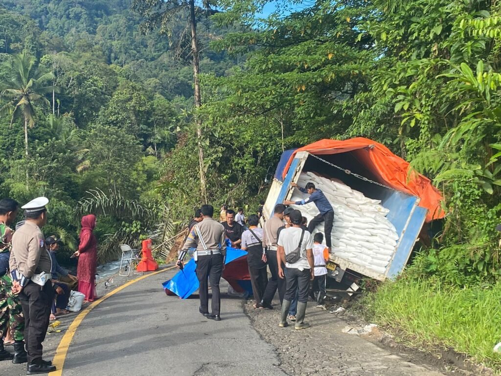 Truk Terperosok Satlantas Polres Lampung Barat Lakukan Evakuasi