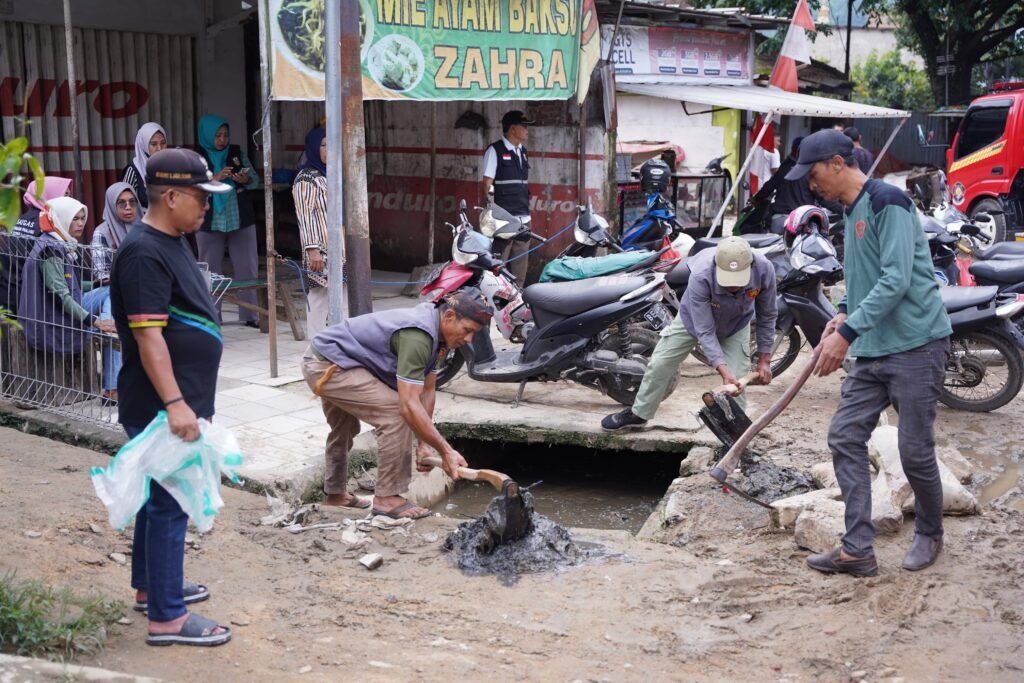 Walikota Bongkar Sejumlah Saluran Drainase di Kecamatan Panjang