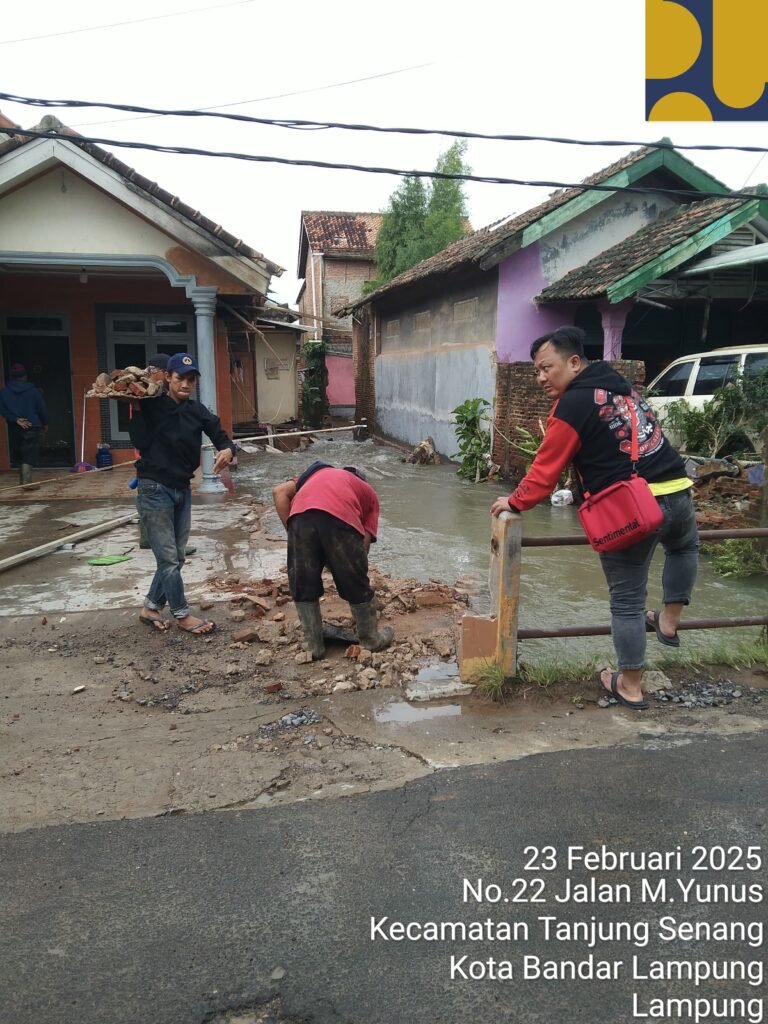 Walikota Bunda Eva Perbaiki Talud Jebol dan Tembok Warga di Tanjung Senang