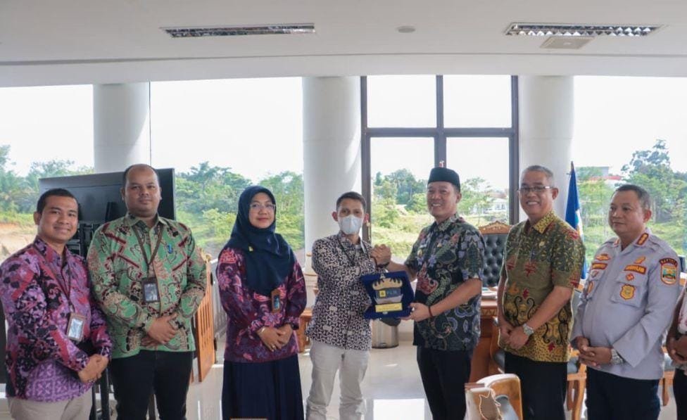 Bupati Dedi Irawan Minta PLN Maksimalkan Suplai Daya Listrik di Pesisir Barat