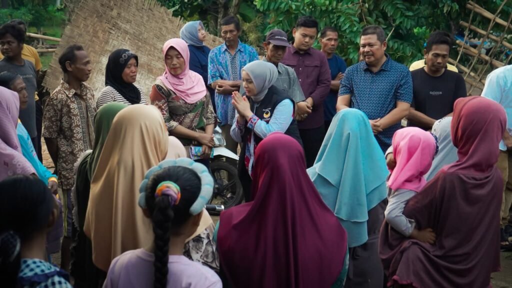 Rahmawati Herdian Anggota DPR Fraksi Partai NasDem, Salurkan Bantuan untuk Warga Terdampak Angin Puting Beliung