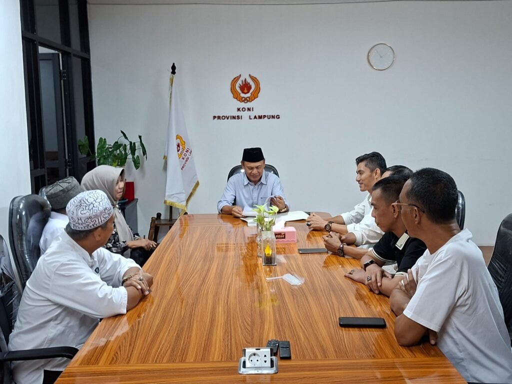 Taufik Hidayat Serahkan SK KONI Lampung Tengah 2025-2029