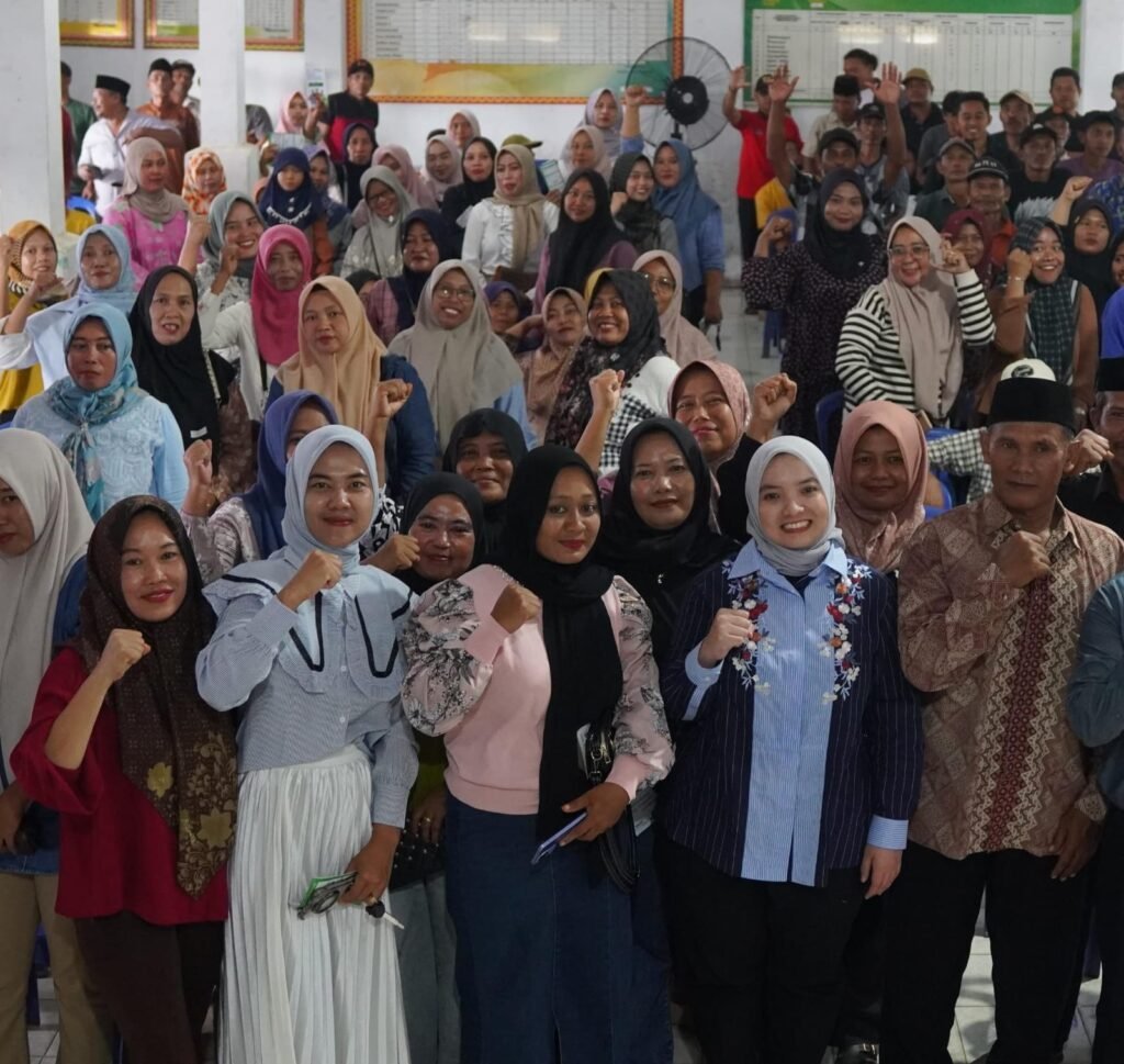 Rahmawati Herdian Saat Bersama Warga